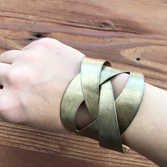 Golden Adjustable Bracelet 💫 - Picture 3 of 3